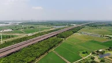 田野三列高铁经过航拍视频的预览图